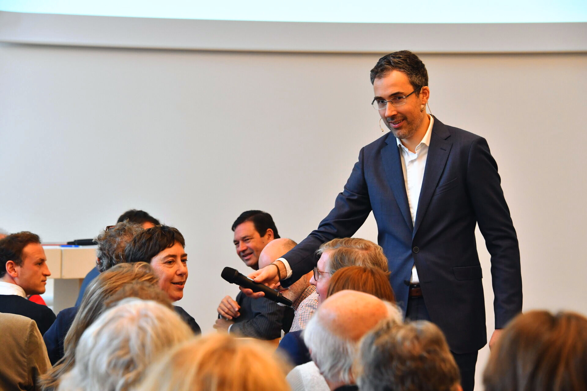 Imre Végh working with participants during a leadership session